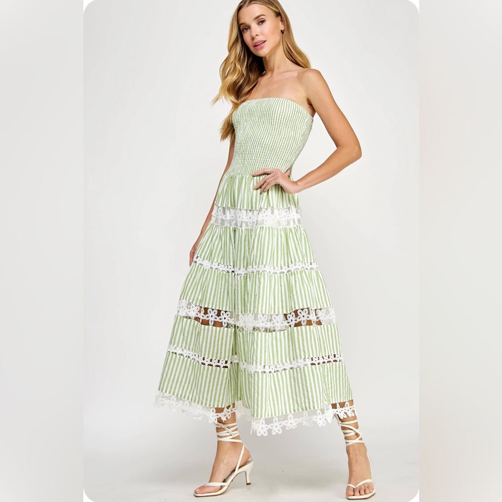 Eyelet tube strapless dress in cotton crochet lace.